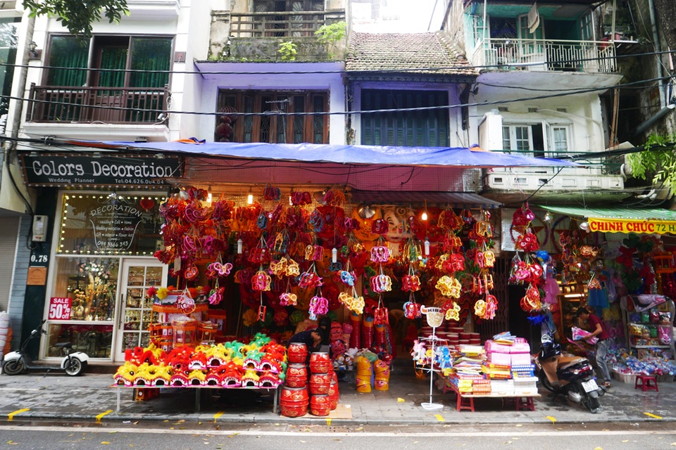 Đồ chơi Trung thu "made in Việt Nam" lên ngôi ở phố Hàng Mã - 3
Hàng Mã là phố bán đồ chơi nổi tiếng trong khu phố cổ Hà Nội. Vào các dịp Trung thu, màu sắc của các loại đèn lồng, đồ chơi giăng khắp không gian cổ kính khiến nơi đây trở thành điểm tham quan hấp dẫn.