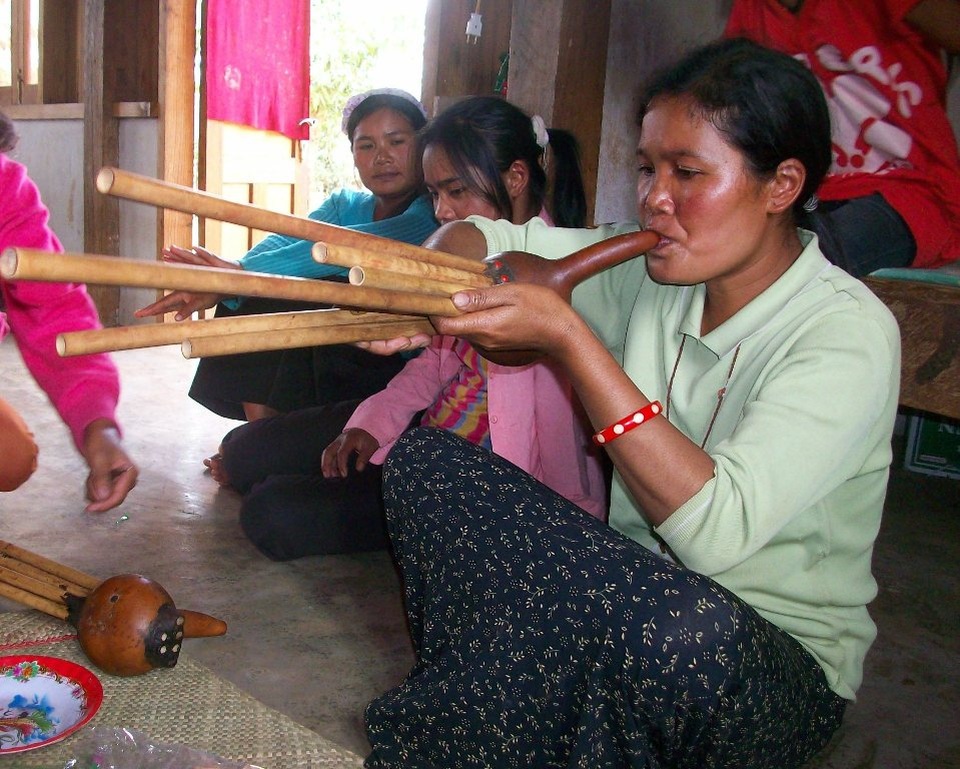Giữ điệu Rơkel trên cao nguyên Lâm Đồng - 1 Ma Tham vừa trình diễn điệu Rro (Con sóc) bằng Rơkel vừa diễn giải cho cho khách nghe