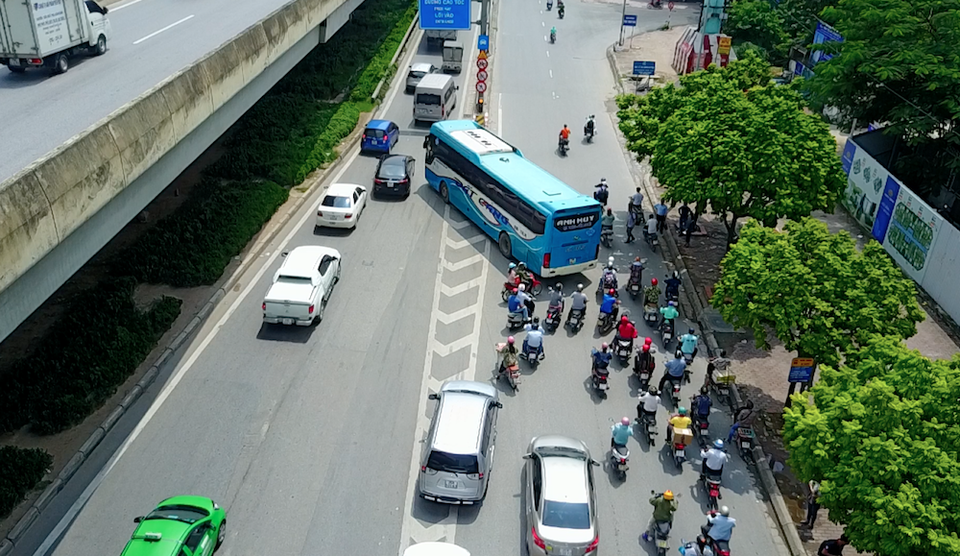 Hà Nội: Lật tẩy chiêu trò bất ngờ của "bến cóc" nhằm "qua mặt" lực lượng chức năng - 3 Sau khi hốt mẻ khách lớn, chiếc xe khách này cắt đầu hàng loạt phương tiện giao thông khác để lên cao tốc trên cao.