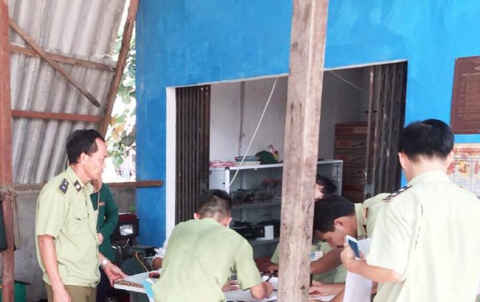 Thêm cây xăng bị xử phạt vì tự ý tăng giá sau bão - 1 Đội QLTT số 7 tiến hành lập biên bản xử phạt đối với chủ cây xăng Văn Phương
