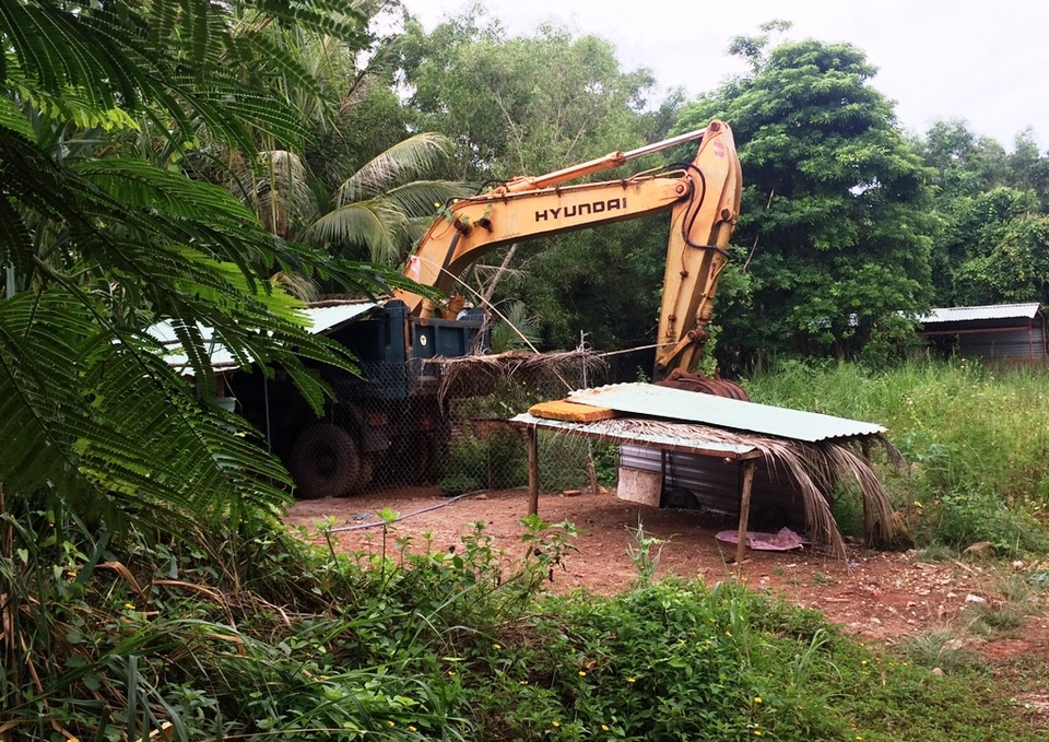Vụ doanh nghiệp "cướp" đường công cộng: Lập đoàn thanh tra toàn diện! - 2 Bên trong dự án khách sạn Hải Lưu sau hơn 10 được giao đất chỉ có cỏ hoang và chiếc máy Kobe bỏ phế nhiều năm qua