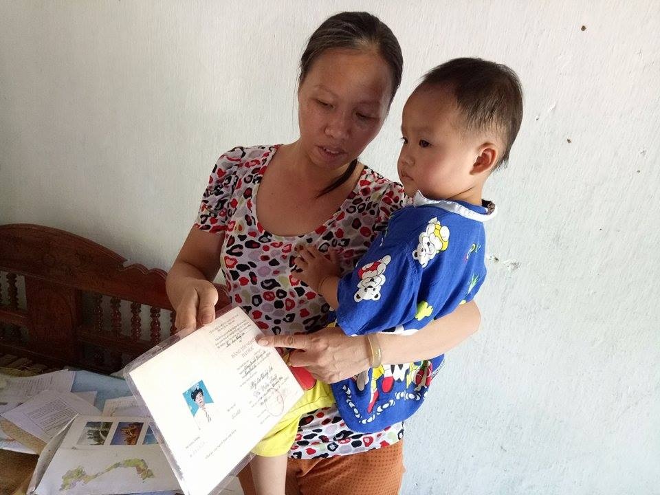 Cuộc đời khốn khổ của chàng kỹ sư bỗng dưng hóa điên - 5 Chị Hợi cầm tấm bằng đại học của chồng mà xót xa
