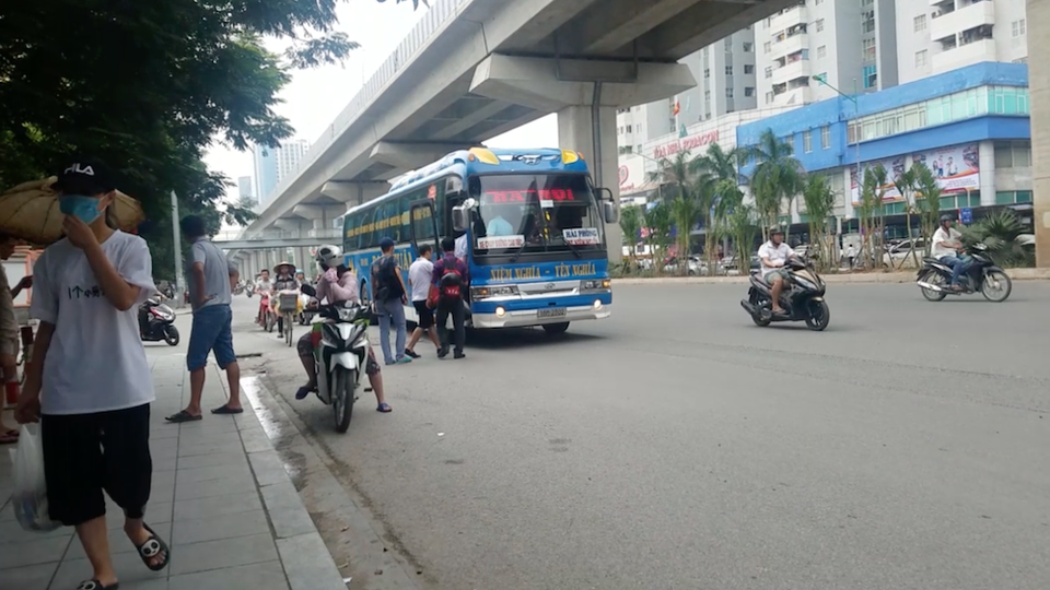 Hà Nội: Xe khách ồ ạt bắt khách dọc đường ngay trung tâm thành phố - 2 Xe khách của nhà xe Đoàn Xuân bắt khách ngay cổng Học viện An ninh.