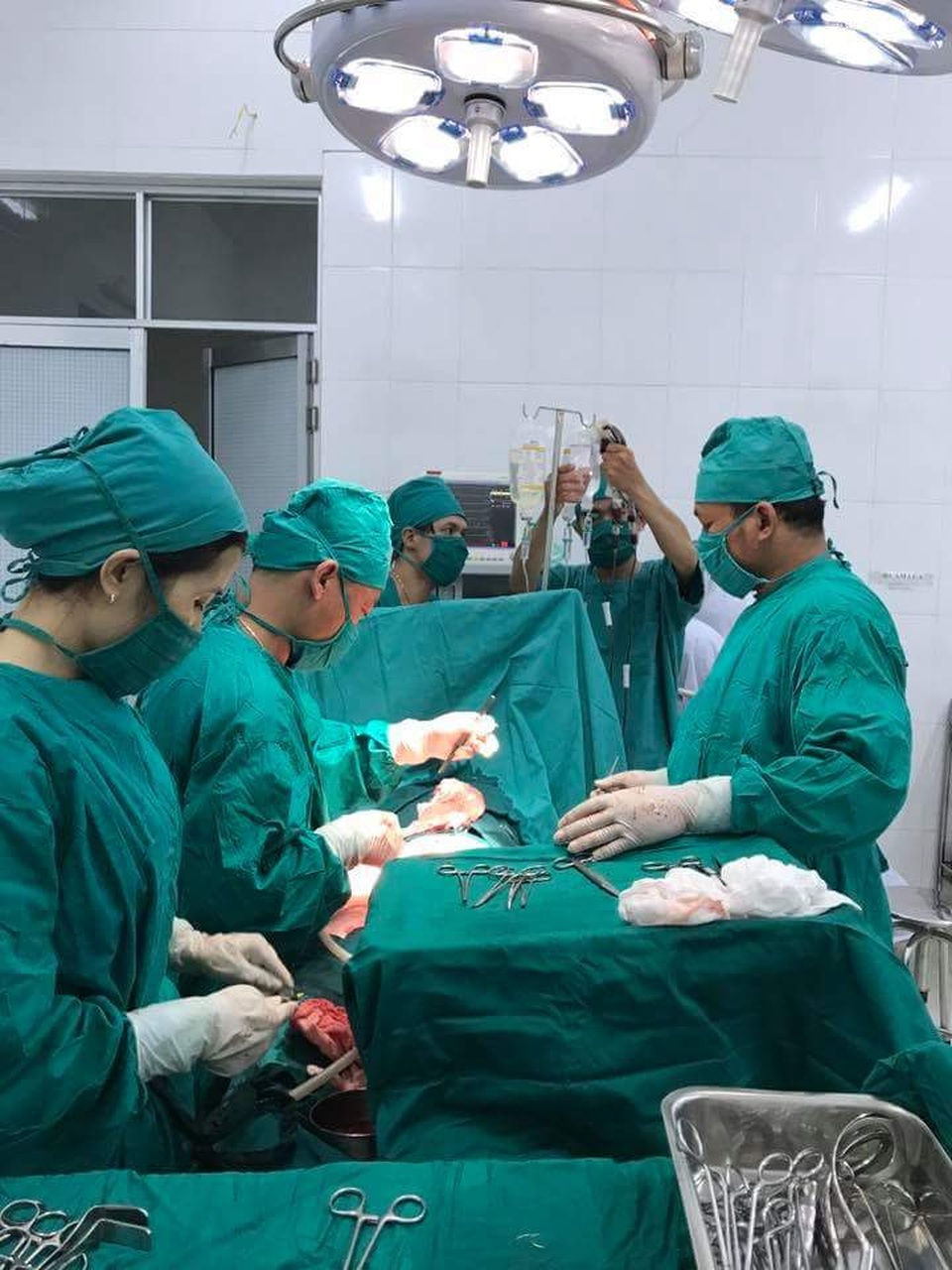 Cứu sống thai phụ Cơtu bị vỡ thai ngoài tử cung - 1 Ca mổ sản phụ Bhling Thị B ở Trung tâm Y tế Tây Giang