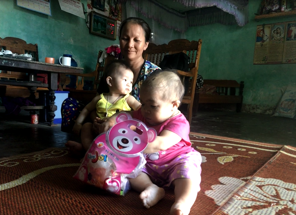 Kỳ lạ người phụ nữ 27 tuổi mang hình hài "trẻ lên 2" ở Thái Nguyên - 4 Bà Nguyễn bên cháu ruột và người con gái 27 tuổi. Ảnh: Minh Anh