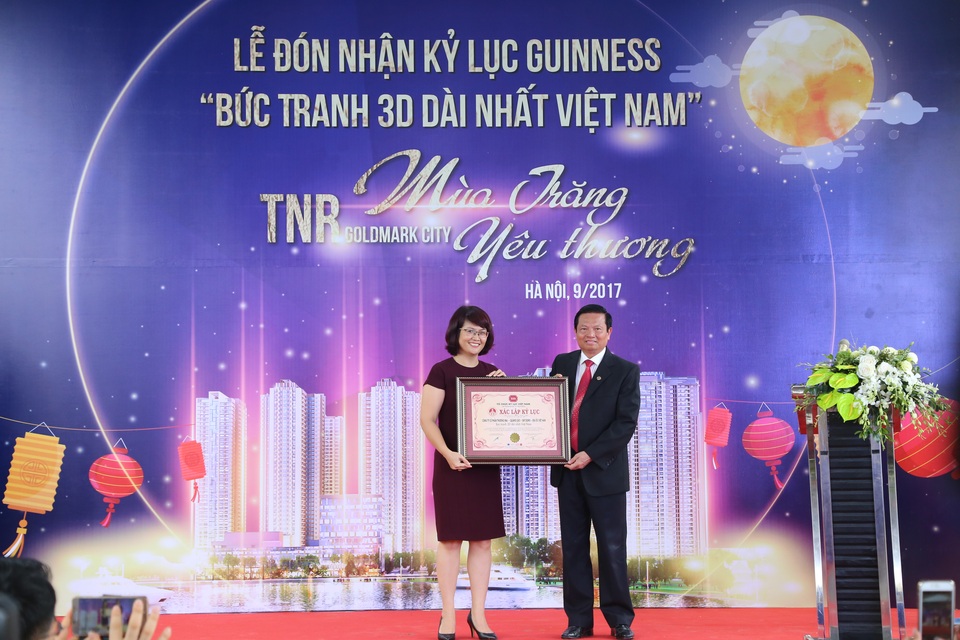 Con đường Trung thu 3D được trao kỷ lục Guinness - 1
Ông Lê Doãn Hợp, Chủ tịch Hội đồng xác lập Tổ chức kỷ lục Việt Nam trao tặng bằng chứng nhận “Bức tranh 3D dài nhất Việt Nam” cho dự án TNR Goldmark City.