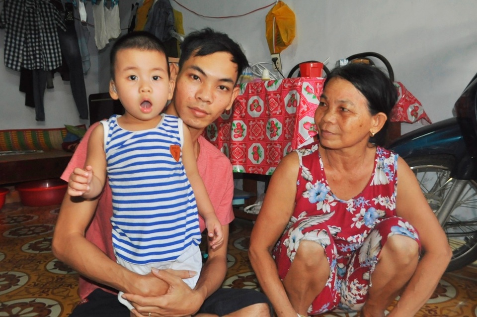 Xót thương cháu bé 2 tuổi bị tổn thương não và mất thính lực nặng - 1 Gia đình bé Khang phải thuê trọ tại Đà Nẵng để hằng ngày đưa cháu đi tập trị liệu
