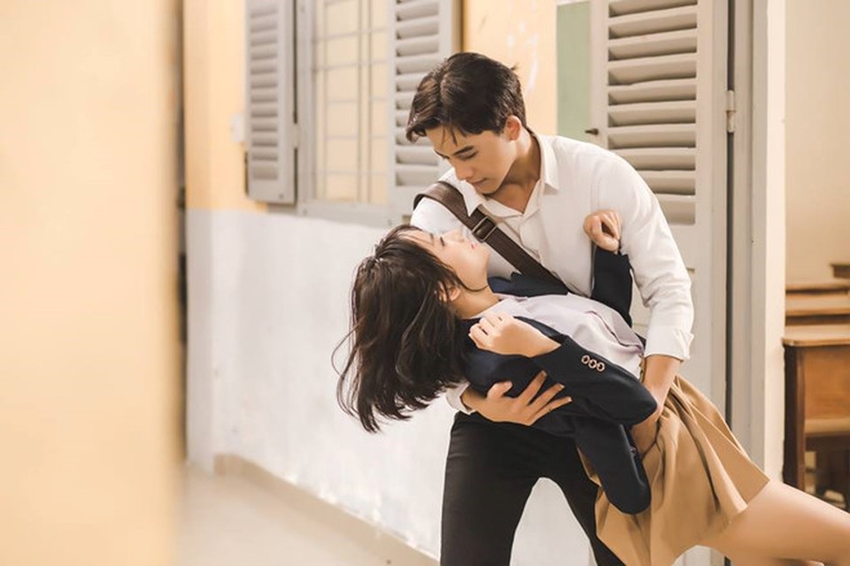 "Em gái mưa" phiên bản nhí khiến ca sĩ Hương Tràm cũng phải trầm trồ - 2 Hình ảnh trong MV của Hương Tràm