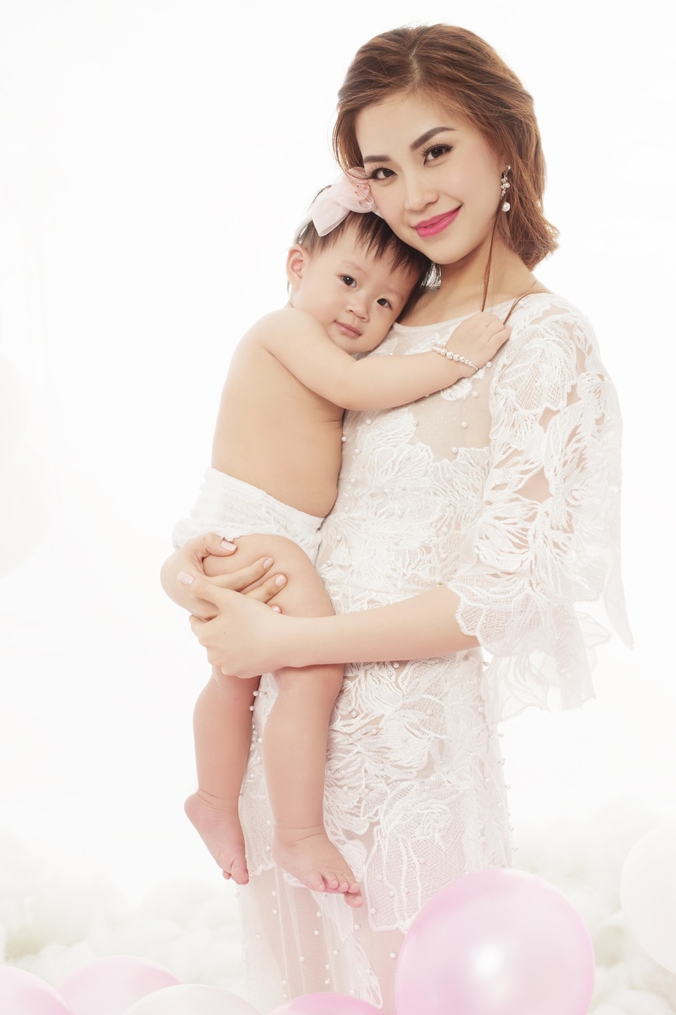 Cuối tháng 9 này, nhân dịp bé Julia tròn 1 tuổi cũng như tròn 1 năm Diễm Trang lên chức mẹ, cô đã tranh thủ chụp một bộ ảnh chỉ có hai mẹ con để làm lưu niệm.