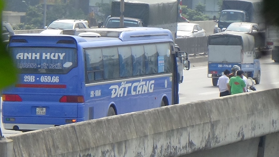 
Một xe khách bắt khách trên đường vành đai 3 bị lực lượng CSTT bắt quả tang và bị xử lý.
