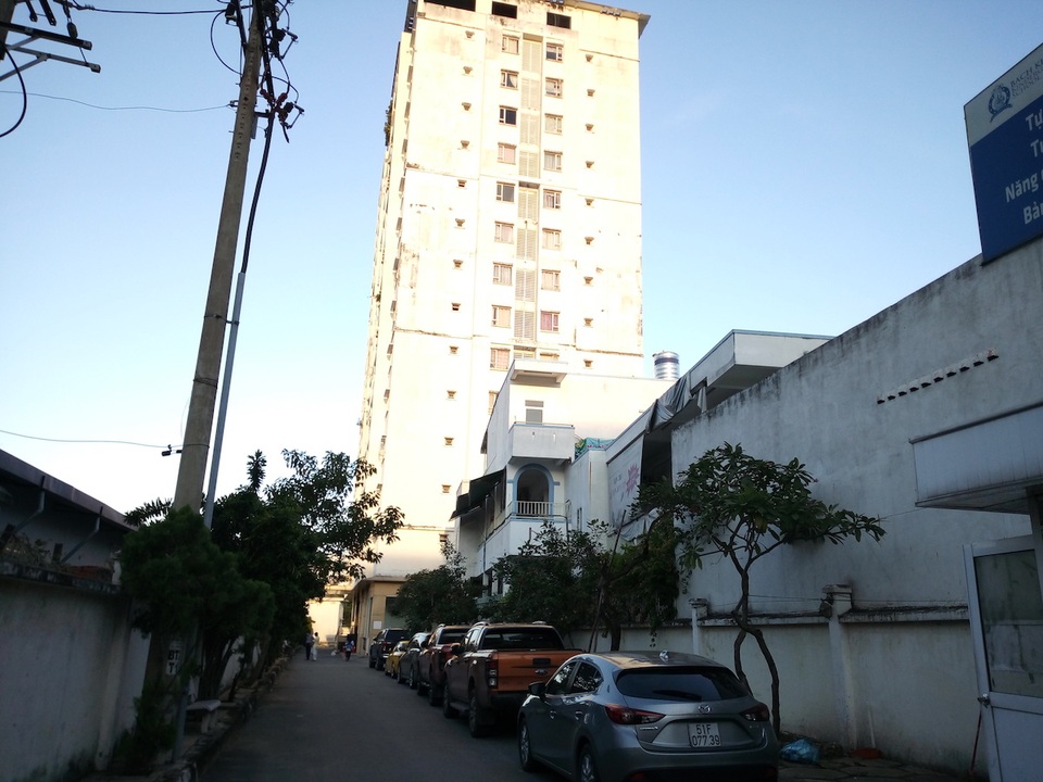 Người mua nhà khổ sở khi chủ đầu tư nợ như... "chúa chổm" - 1 Chung cư Hoàng Kim (số 573 Huỳnh Tần Phát, quận 7, TPHCM) do Công ty Công ty TNHH Xây dựng – Tư vấn – Thiết kế K.T.T (Công ty K.T.T) làm chủ đầu tư