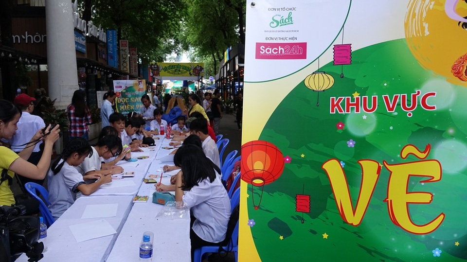“Con hạnh phúc khi đến đây, vì con được quan tâm” - 1 Trung thu mơ ước tại đường sách Nguyễn Văn Bình