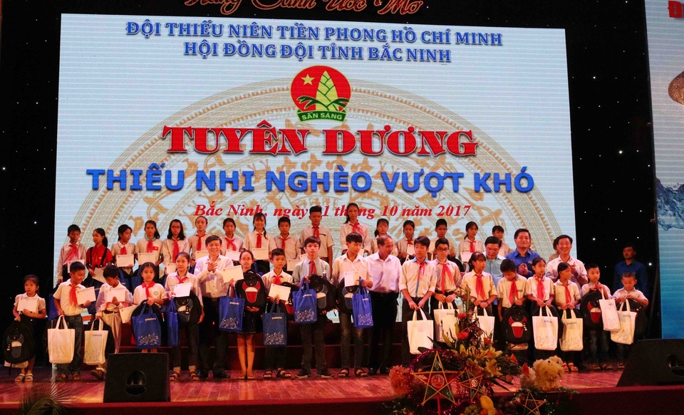 Tặng quà cho trẻ em khó khăn trong "lễ hội trăng rằm 2017" - 1 Các em thiếu nhi nghèo vượt khó được tuyên dương tại buổi lễ