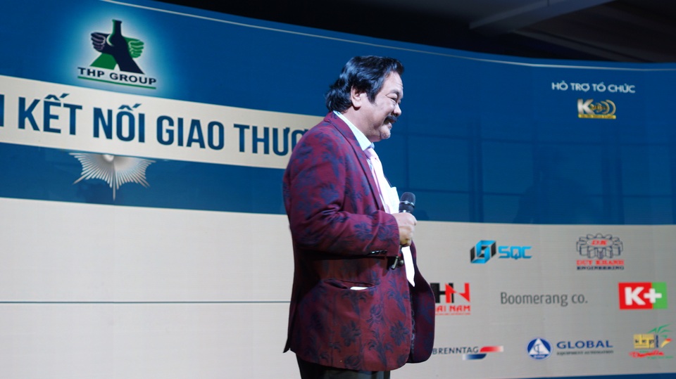"Ngày hội kết nối giao thương": Doanh nghiệp gia đình không phải để nơi 'trông trẻ' - 1
CEO Trần Qui Thanh chinh phục khán giả bằng kinh nghiệm dày dạn và những câu chuyện từng trải của ông trong thương trường.