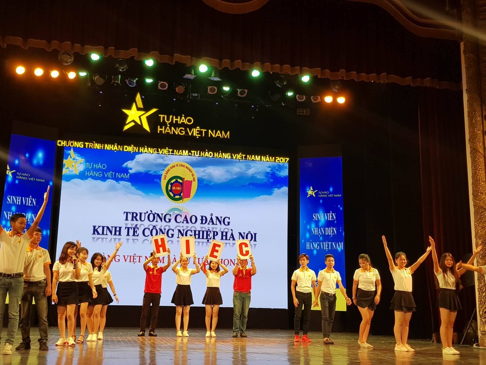 Khởi động Chương trình nhận diện hàng Việt 2017 - 3 
Sinh viên Cao đẳng Kinh tế công nghiệp Hà Nội tham gia chương trình bằng một tiết mục khá hấp dẫn