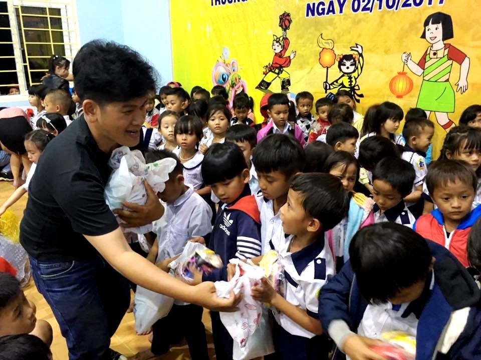 Mang trung thu đến với học sinh vùng cao Quảng Nam - 1
Các em học sinh ở huyện biên giới Tây Giang (Quảng Nam) được tặng quà nhân dịp Tết Trung thu.