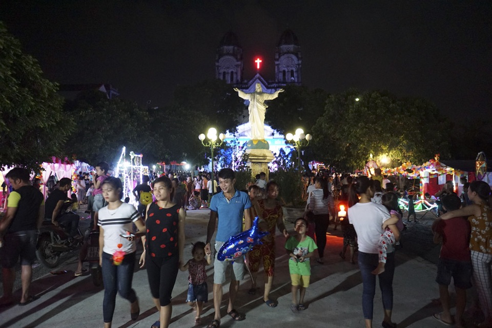 Đêm Trung thu rộng ràng bên nhà thờ trăm tuổi ngoại thành Hà Nội - 1
Đã thành lệ, dịp Tết Trung thu ở giáo xứ Thạch Bích lại tràn ngập không khí rộn ràng khi nhà thờ được trang hoàng để tổ chức các hoạt động vui chơi cho trẻ em. Trong đó, đêm phá cỗ trông trăng ngày 15/8 Âm lịch thu hút rất đông người dân tham dự.