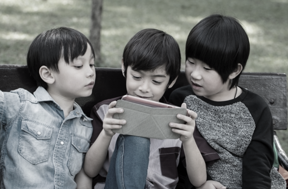 Đã tới lúc chúng ta bớt phụ thuộc vào smartphone? - 3 Nhiều nhận định cho rằng smartphone đang làm hỏng cả một thế hệ trẻ.
