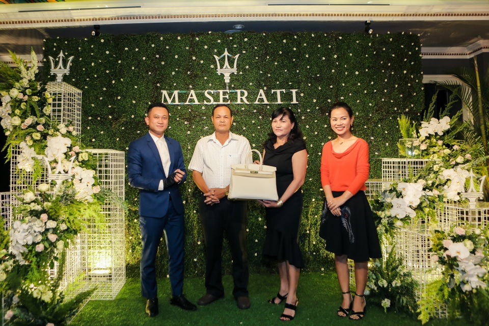 Tìm ra chủ nhân của túi Hermès Birkin, quà tặng từ Maserati - 2 Trao giải cho khách hàng trúng thưởng