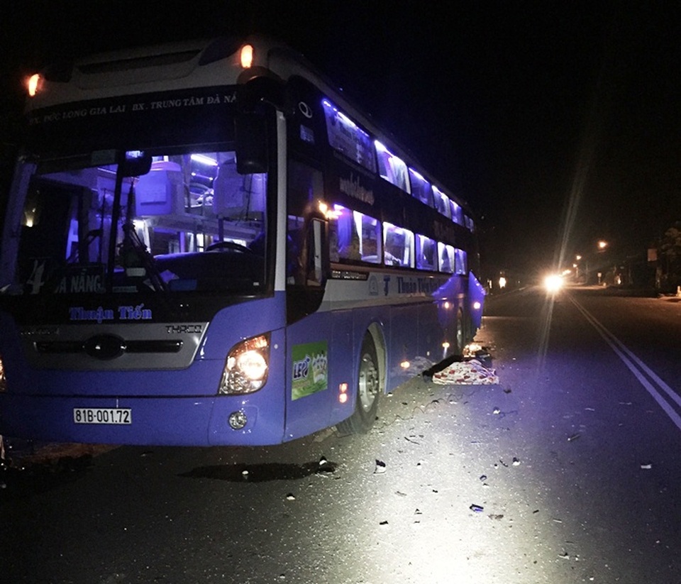 Tài xế xe khách đang dừng xe bên lề đường để sửa thì bị xe tải tông dẫn đến tử vong