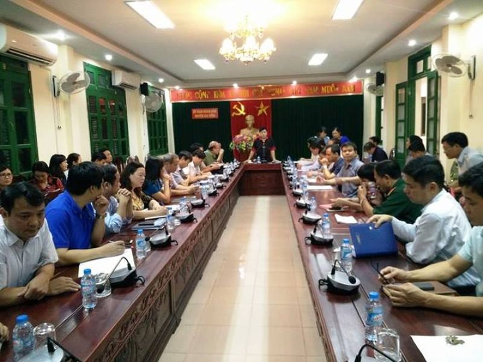 Ninh Bình phát lệnh hộ đê toàn tuyến, sẵn sàng di dân khẩn cấp - 1
Ông Đinh Chung Phụng họp chỉ đạo công tác phòng chống bão lụt trên địa bàn chiều 11/10.