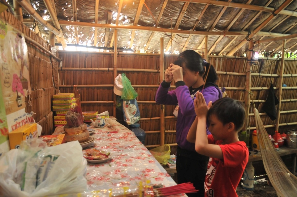 Mẹ mất vì ung thư, cha bỏ đi biệt tích, 2 chị em đói khổ trong căn nhà mục nát - 5 Hai chị em Minh Thư không muốn rời căn nhà này vì hai cháu muốn ở lại để nhang khối cho mẹ mình
