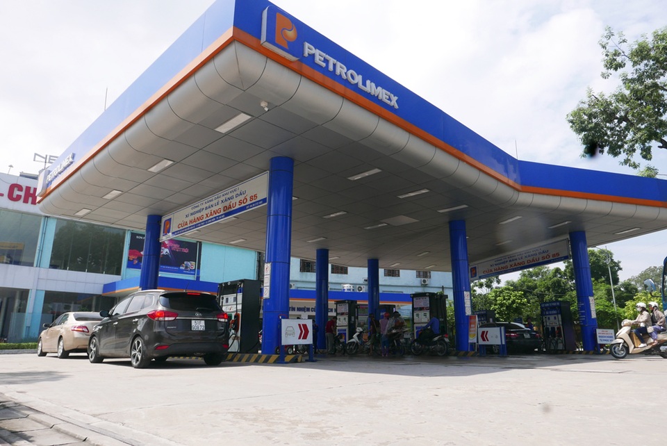 Trạm xăng Hà Nội có nhân viên luôn cúi rạp người chào khách hàng - 10
Trước khi có trạm xăng của doanh nghiệp Nhật Bản, vấn đề chất lượng phục vụ cũng có nhiều thay đổi ở những trạm bán lẻ xăng dầu trong nước. Trong ảnh là một điểm bán xăng dầu ở quận Long Biên (Hà Nội) có cơ sở vật chất khang trang, bề thế để phục vụ khách hàng.