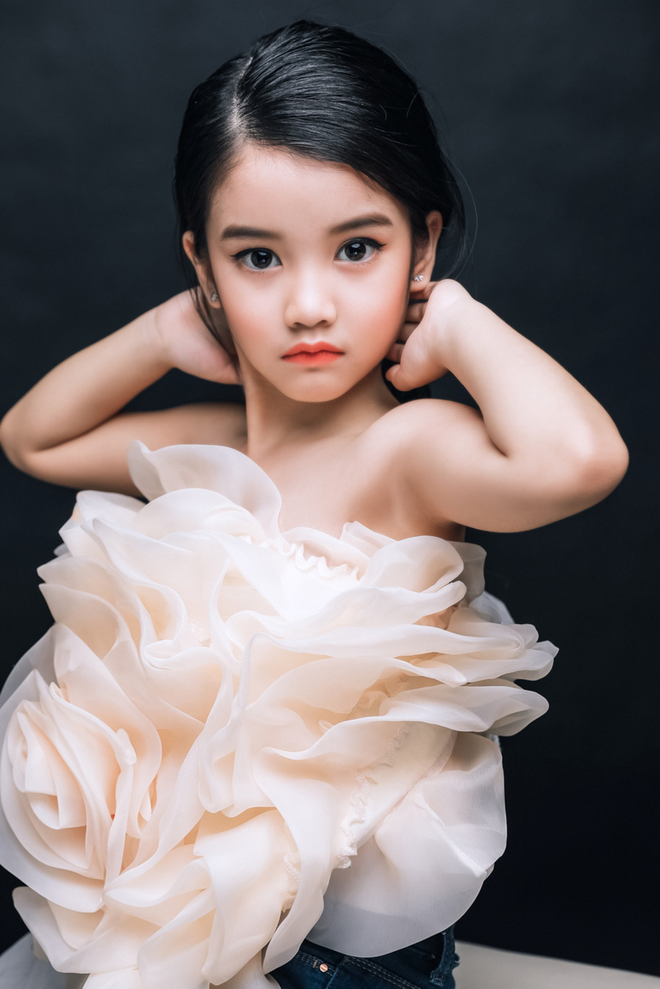 Suri Bảo Hân có khả năng tạo dáng và trình diễn cực kì ấn tượng với sắc thái và biểu cảm hoàn toàn khác nhau.