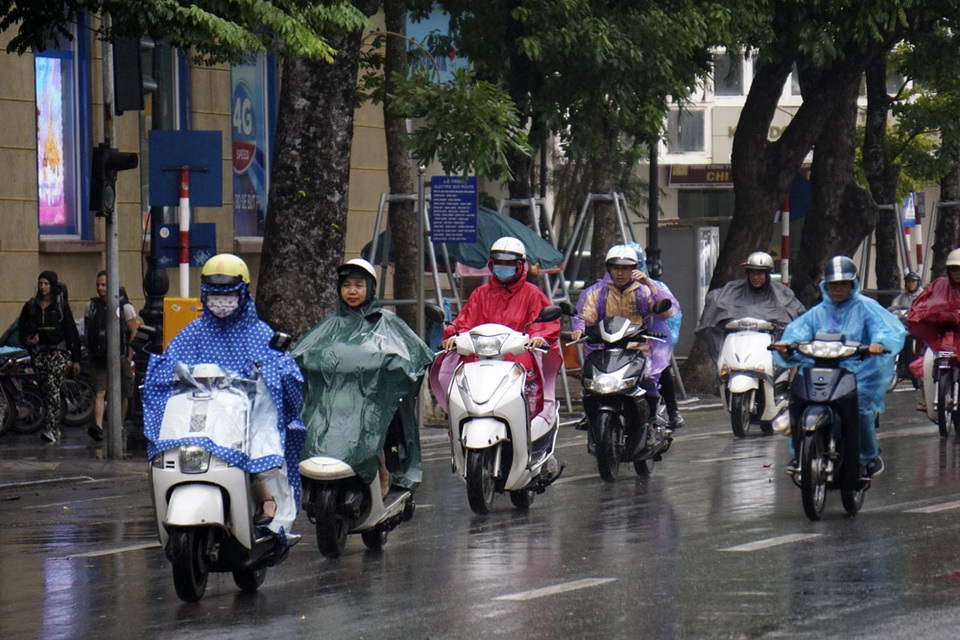 Hà Nội trong gió lạnh đầu mùa - 1
Sáng 16/10, không khí lạnh tràn về Hà Nội khiến nhiệt độ giảm mạnh, người đi đường đã có cảm giác lạnh. Theo dự báo, trong 2 ngày 16 và 17/10, trời trở lạnh, mưa liên tục, nền nhiệt độ về đêm xuống thấp nhất 19 độ C.
