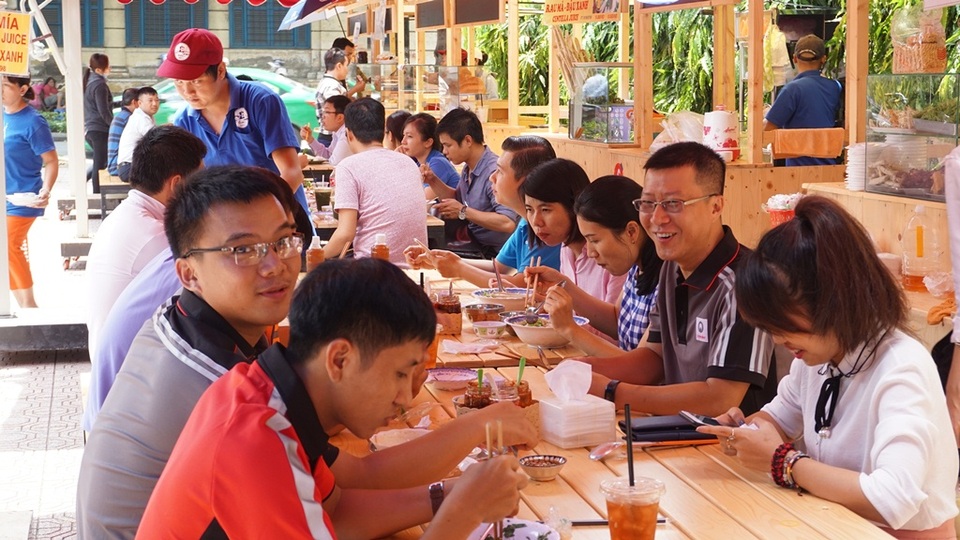 Sài Gòn: Buổi trưa, ăn gì ở phố ẩm thực Bách Tùng Diệp? - 1 Buổi trưa tại phố ẩm thực Bách Tùng Diệp khá đông thực khách là nhân viên văn phòng, công nhân viên chức