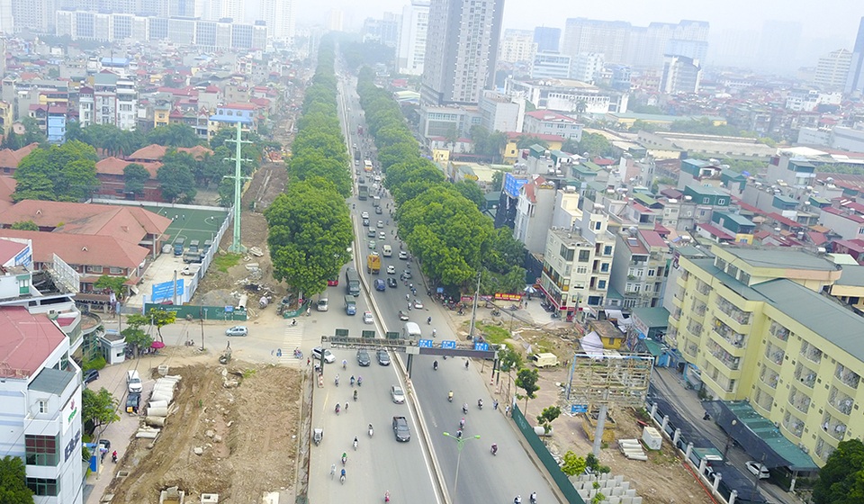 Hà Nội: Xe máy ồ ạt leo "núi" vật liệu xây dựng để tránh tắc đường - 2
Dự án mở rộng đường vành đai 3 đoạn từ cầu vượt Mai Dịch đến cầu Thăng Long (đường Phạm Văn Đồng) đang trong qua trình thi công với một bên đường là công trình ngôn ngang đất đá, vật liệu.