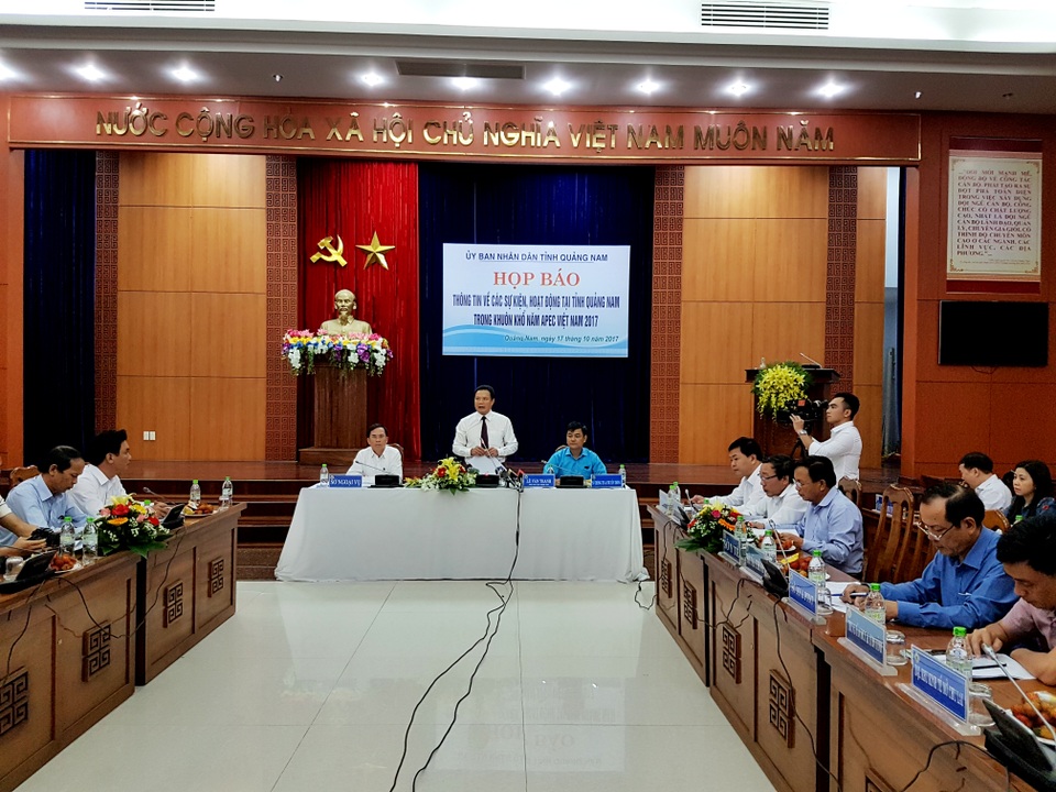 Quảng Nam chuẩn bị 30 bức tranh mạ vàng tặng các đại biểu dự APEC - 1 Tỉnh Quảng Nam họp báo thông tin về các sự kiện APEC diễn ra trên địa bàn