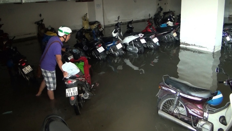 Bất động sản có nguy cơ "đứng hình" vì nước ngập... không lối về - 2 Nhiều xe máy chết ngộp ở tầng hầm chung cư