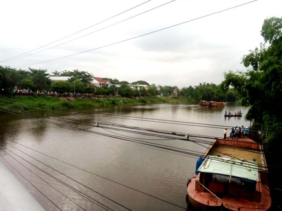Đứng xem tìm kiếm thi thể, một thanh niên rơi xuống sông đuối nước - 1 Lực lượng chức năng tìm kiếm thi thể nạn nhân