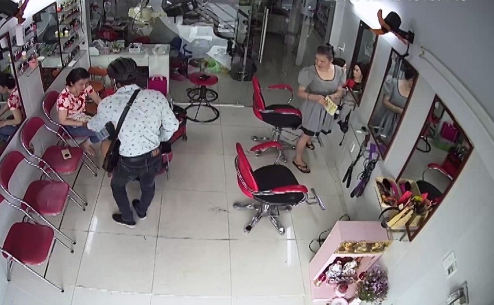 Đối tượng nam đi vào và tiếp thị sản phẩm liên quan đến việc làm đẹp.