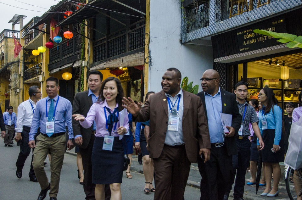 Lãnh đạo Tài chính 21 thành viên APEC tham quan phố cổ Hội An - 3 Lãnh đạo Tài chính 21 nền kinh tế thành viên APEC tham quan phố cổ Hội An