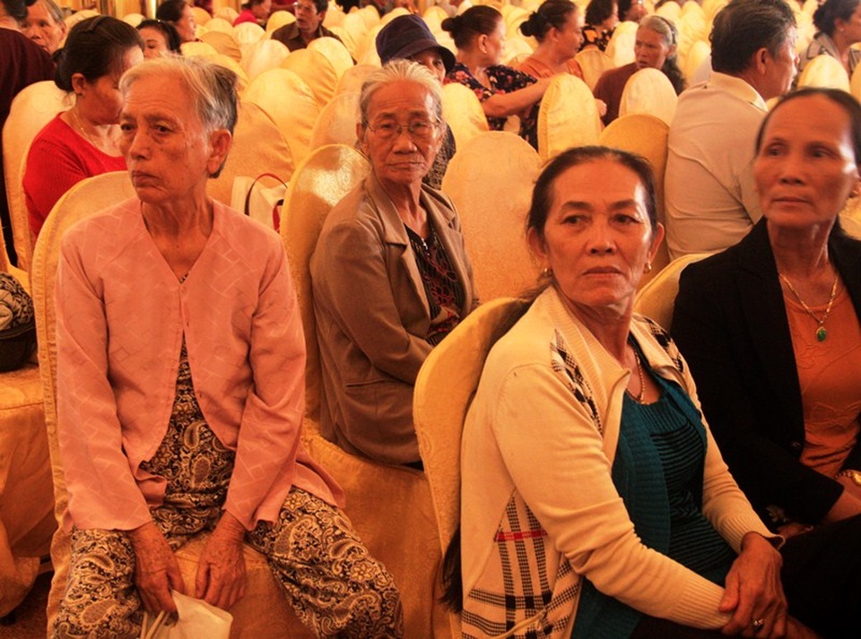 Đái tháo đường: Đừng nghĩ bệnh “nhà giàu” mà thờ ơ! - 1 Đông đảo người già ở TP Quy Nhơn (Bình Định) được xét nghiệm đường huyết miễn phí và nghe bác sĩ tư vấn về cách phòng và trị bệnh đái tháo đường