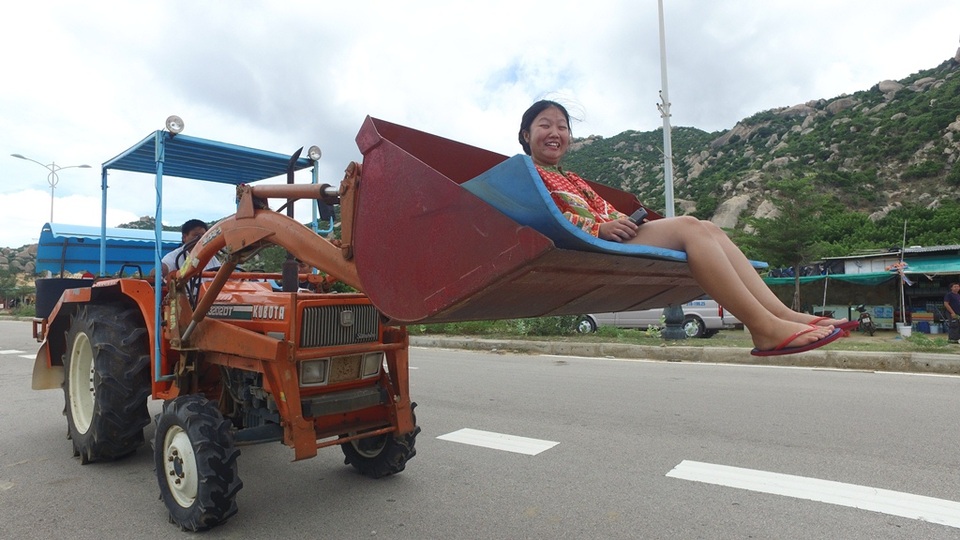 Ninh Thuận: Huyền bí Mũi Dinh - 1 Sau khi gửi xe những nhà dân ven đường, có hai cách để băng qua sa mạc cát là đi bộ và đi bằng… máy cày