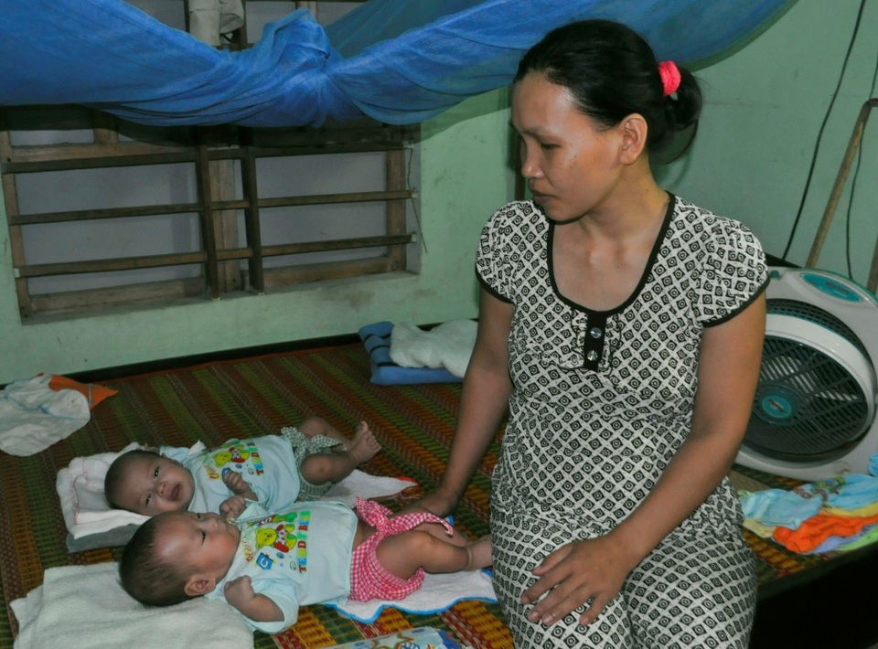 Thương bé 3 tháng tuổi mắc bệnh teo hẹp động mạch phổi và hở van tim ba lá - 1 Chị Lên bên cạnh hai con sinh đôi của mình