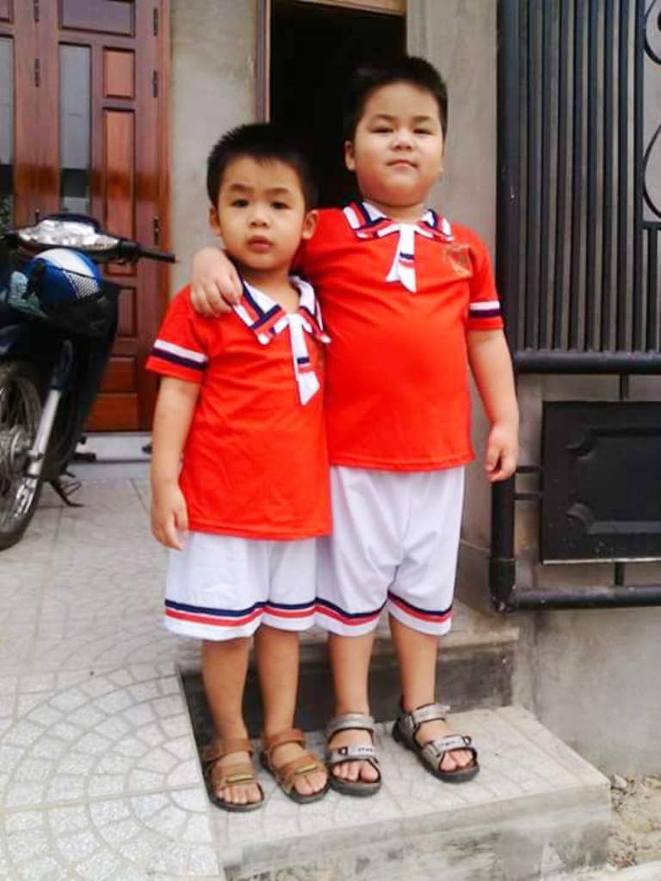 Thương bé 8 tuổi nguy kịch vì ung thư máu dòng tủy - 1 2 anh em Đăng Huy (phải) và Nguyên Khang (trái) khi còn chưa phát hiện bệnh