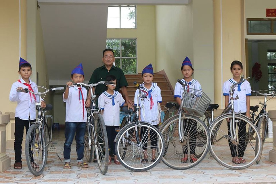 Gặp “ông bụt” của những học sinh nghèo - 4 Trong 1 năm qua, ông Thực đã tặng cho các em học sinh trên địa bàn xã Mỹ Lộc 12 chiếc xe đạp.