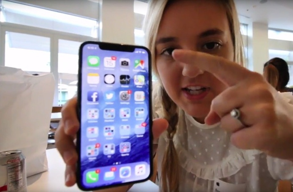 Video trên tay iPhone X xuất hiện một tuần trước ngày mở bán - 1 iPhone X xuất hiện một tuần trước ngày mở bán