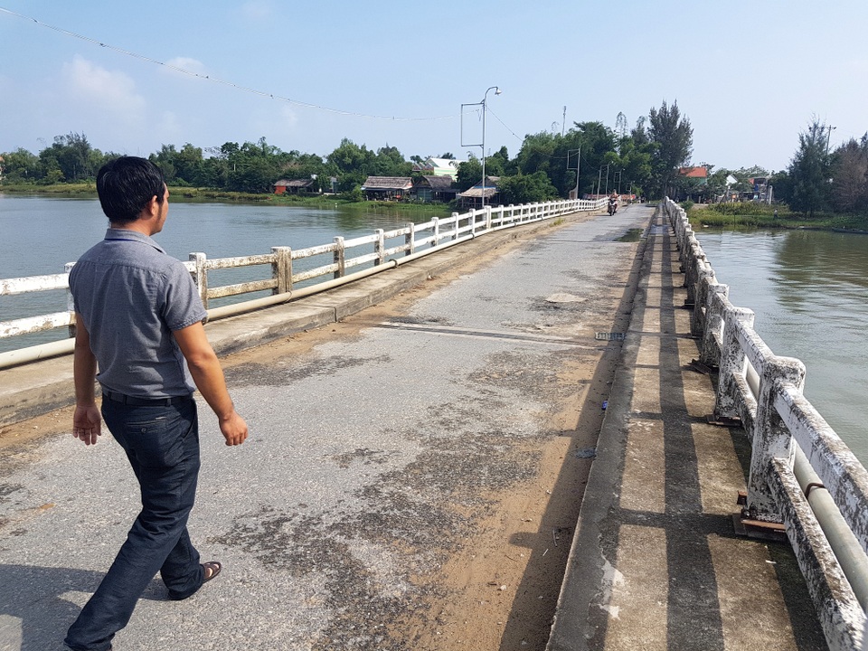 Người dân “run rẩy” đi trên cây cầu lún nửa mét - 1 Mặt cầu nơi nhịp số 7 bị võng xuống