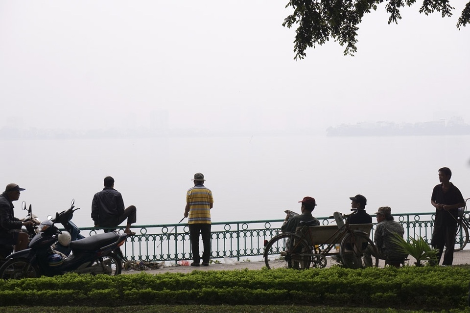 Hà Nội bình yên trong tiết trời thu - 1
Buổi sáng mùa thu bên hồ Tây, khoảng không bên trên mặt nước mờ sương trắng. Những ngày này, Hà Nội se lạnh vào buổi đêm, ban ngày mát dịu.