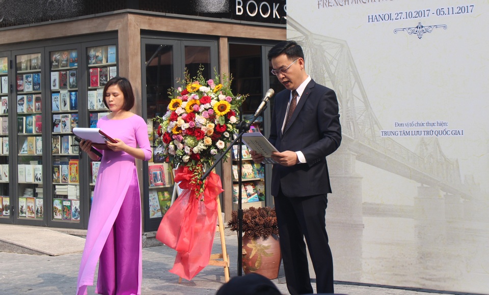 Phát biểu khai mạc triển lãm, ông Đặng Thanh Tùng - Cục trưởng Cục Văn thư và Lưu trữ Nhà nước cho biết: “Triển lãm này được tổ chức là sự kiện mở đầu cho các hoạt động hợp tác giữa Cục Văn thư và Lưu trữ Nhà nước, Bộ Nội vụ, Đại sứ quán Cộng hòa Pháp, Cục Lưu trữ quốc gia Cộng hòa Pháp, nhằm tiếp tục củng cố mối quan hệ tốt đẹp, truyền thống giữa hai quốc gia trong lĩnh ực lưu trữ, trong đó phải kể đến các hoạt động sắp được tổ chức trong thời gian tới đây, như hội thảo về hành trình gìn giữ di sản kí ức chung, triển lãm tài liệu lưu trữ, kỉ niệm 100 năm ngày thành lập Nha Lưu trữ và Thư viện Đông Dương sẽ được tổ chức vào đầu tháng 12 tới đây”.