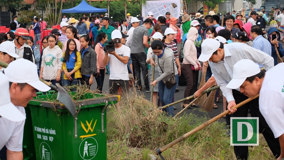 Chủ tịch Đà Nẵng cùng gần 3.000 người tổng vệ sinh môi trường đón APEC - 5 Lãnh đạo, cán bộ chính quyền Đà Nẵng và các sở, ban, ngành trực thuộc cùng lực lượng của các hội, đoàn thể ra quân tổng vệ sinh môi trường toàn thành phố
