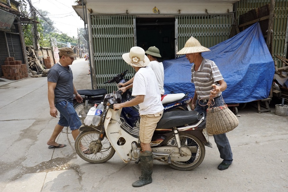 
Ngoài nghề mộc có tiếng, xã Canh Nậu (Thạch Thất, hà Nội) còn được biết đến với đặc sản chuột đồng. Người dân sau khi vãn việc thường rủ nhau ra đồng bắt chuột về ăn chơi, hoặc bắt đem bán để làm món nhậu.
