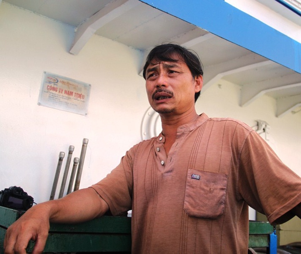 Sửa chữa tàu vỏ thép tiếp tục trễ, ngư dân yêu cầu doanh nghiệp bồi thường - 2 Ngư dân Khánh khốn đốn vị tàu nằm bờ nhiều tháng nay