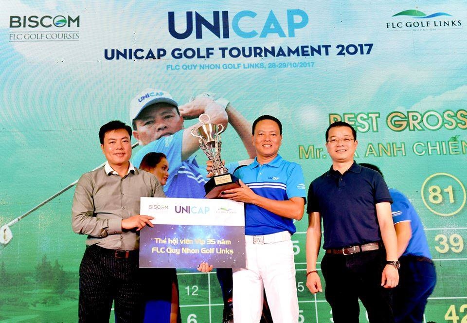 Golfer Tạ Anh Chiến lần đầu vô địch Unicap Golf Tournament 2017 - 2 Ông Nguyễn Tiến Đức - CT HĐQT công ty Unicap, Trưởng BTC trao giải Best Gross cho golfer Tạ Anh Chiến