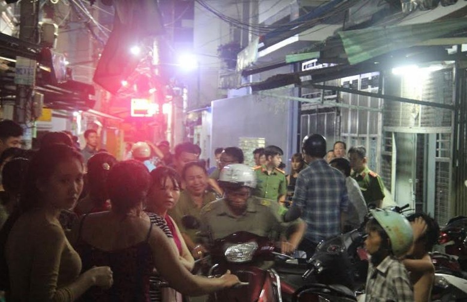 Tìm đến tận nhà đâm chết chồng của... người tình - 1 Cơ quan công an phong tỏa, khám nghiệm hiện trường